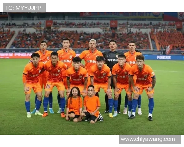 中超激战重庆队迎战山东鲁能全力争胜展现球队风采